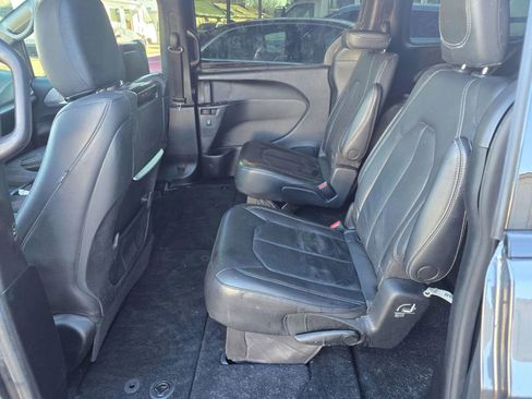 Used 2021 Chrysler Pacifica Touring-L w/ Uconnect Theater Family Group image 15