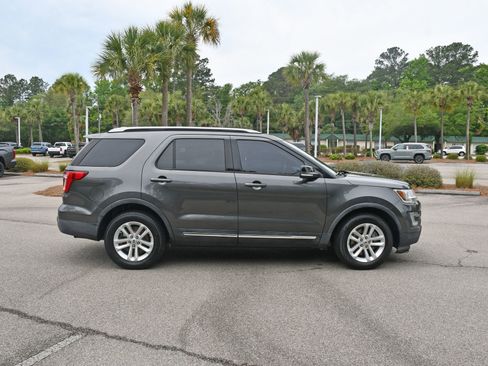 Used 2017 Ford Explorer XLT w/ Equipment Group 202A FWD image 2