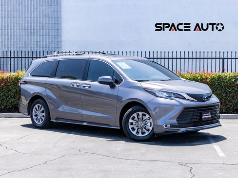 Used 2023 Toyota Sienna XLE FWD image 1