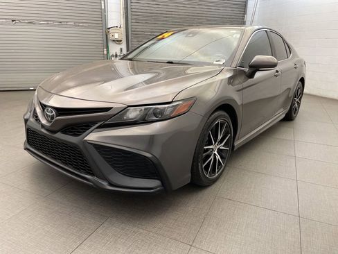 Used 2024 Toyota Camry SE FWD image 3