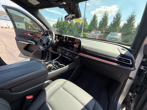 Used 2024 Chevrolet Traverse Z71 w/ LPO, Floor Liner Package AWD/4WD image 32
