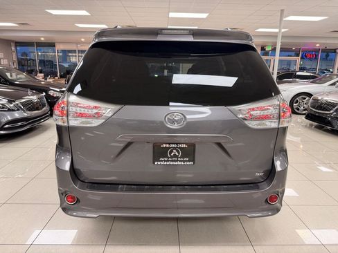 Used 2016 Toyota Sienna SE image 5