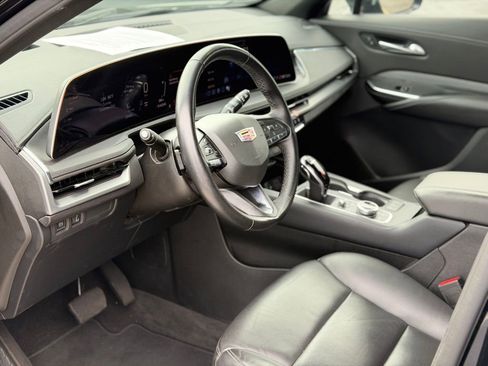Used 2025 Cadillac XT4 Premium Luxury image 8