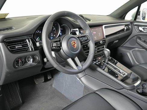 Used 2026 Porsche Macan AWD/4WD image 4