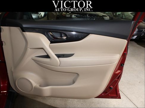 Used 2018 Nissan Rogue SL w/ Premium Package image 32