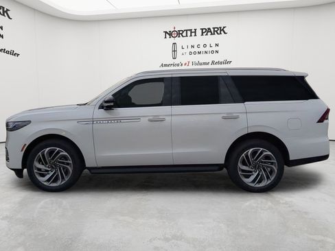 New 2026 Lincoln Navigator Premiere AWD/4WD image 6