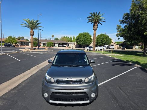 Used 2019 Kia Soul + FWD image 9