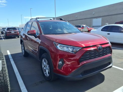 Used 2020 Toyota RAV4 XLE w/ Convenience Package FWD image 2