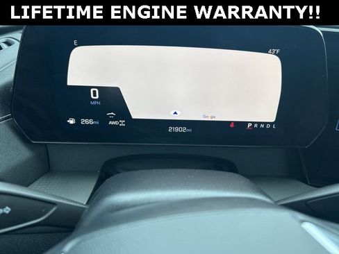 Used 2025 Chevrolet Traverse LT image 16