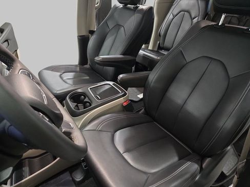 Used 2024 Chrysler Pacifica Touring-L image 17