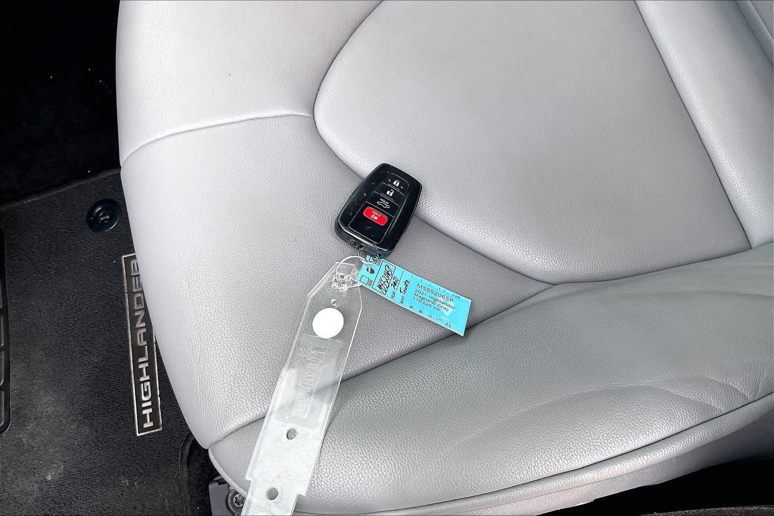 Used 2021 Toyota Highlander XLE AWD/4WD image 18