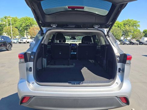 Used 2023 Toyota Highlander XLE FWD image 16