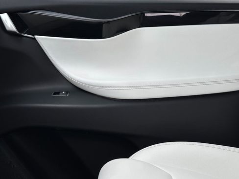 Used 2018 Tesla Model X 75D image 17