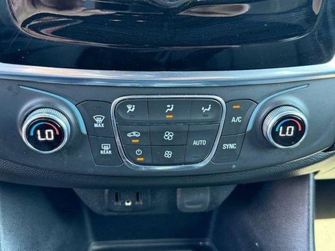 Used 2023 Chevrolet Traverse LT image 26