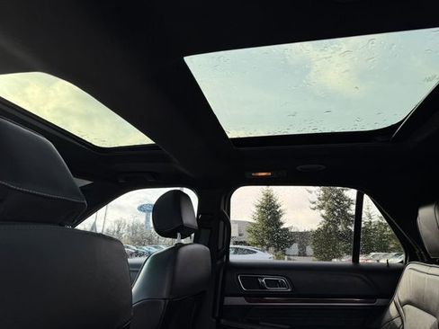 Used 2017 Ford Explorer Platinum image 25