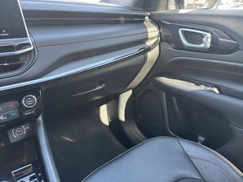 Used 2025 Jeep Compass Trailhawk AWD/4WD image 34