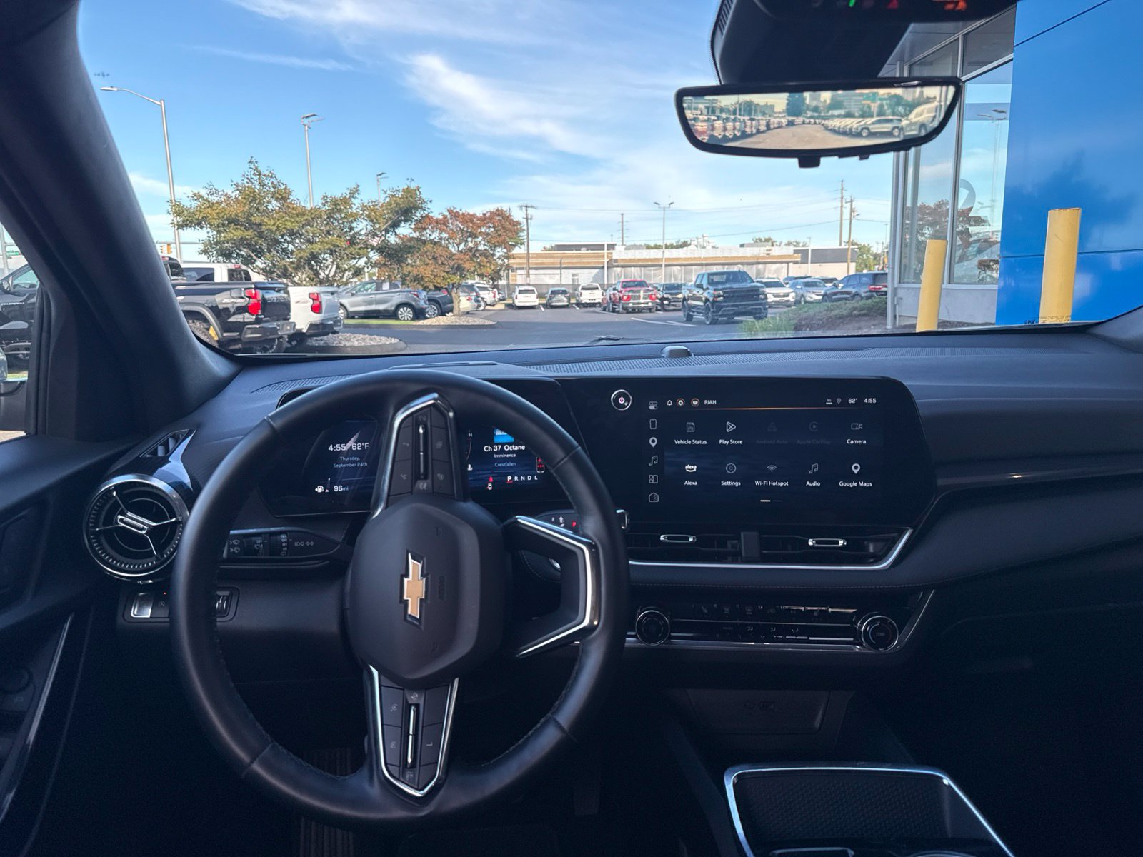 Used 2025 Chevrolet Equinox LT w/ Safety and Technology Package FWD image 2