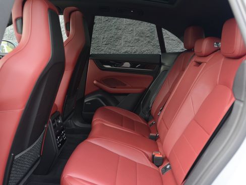 Certified 2025 Porsche Macan 4S Electric AWD/4WD image 30