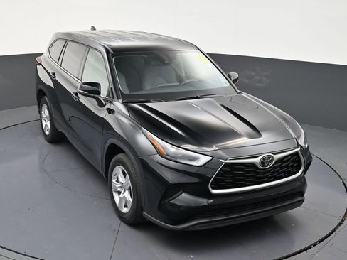 Used 2022 Toyota Highlander L FWD image 19