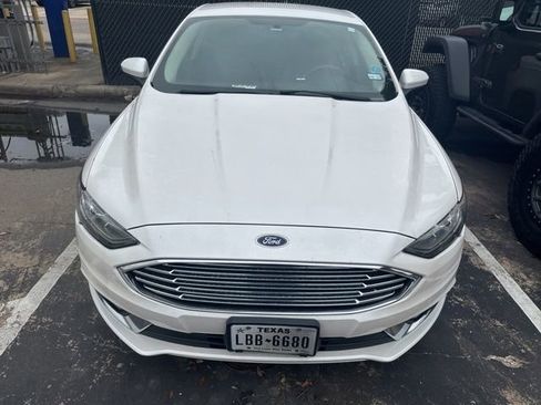 Used 2018 Ford Fusion SE w/ Equipment Group 201A FWD image 2