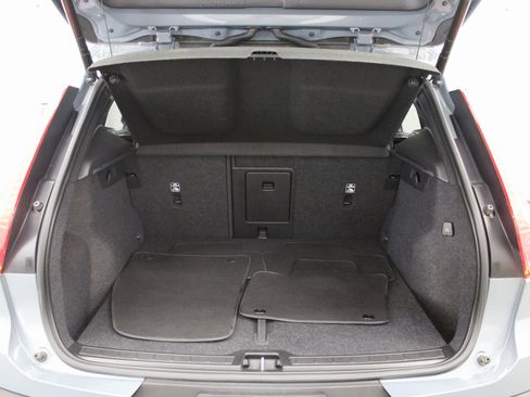 Used 2021 Volvo XC40 T5 Momentum image 25