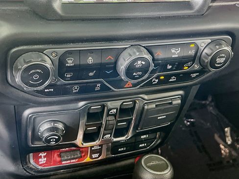 Used 2023 Jeep Gladiator Rubicon w/ LED Lighting Group AWD/4WD image 16