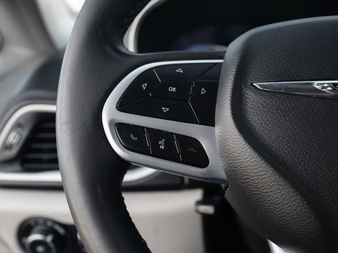 Used 2022 Chrysler Pacifica Touring-L FWD image 24