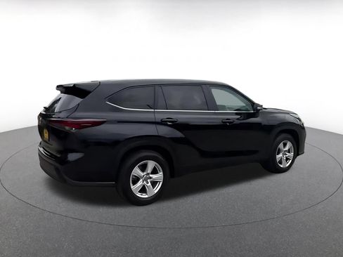 Used 2025 Toyota Highlander LE FWD image 15