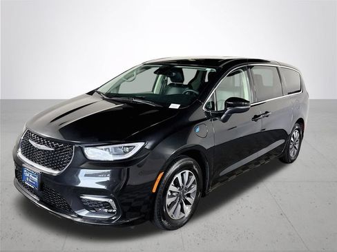 Used 2023 Chrysler Pacifica Touring-L FWD image 2