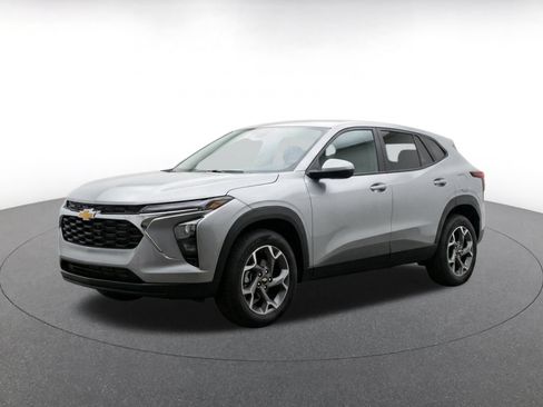 Used 2025 Chevrolet Trax LT w/ LT Convenience Package FWD image 3