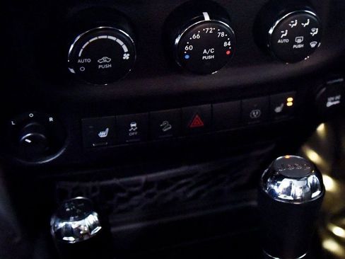 Used 2017 Jeep Wrangler Unlimited Sahara image 19