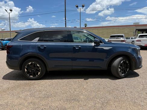Used 2024 Kia Sorento S w/ Panoramic Sunroof Package FWD image 3