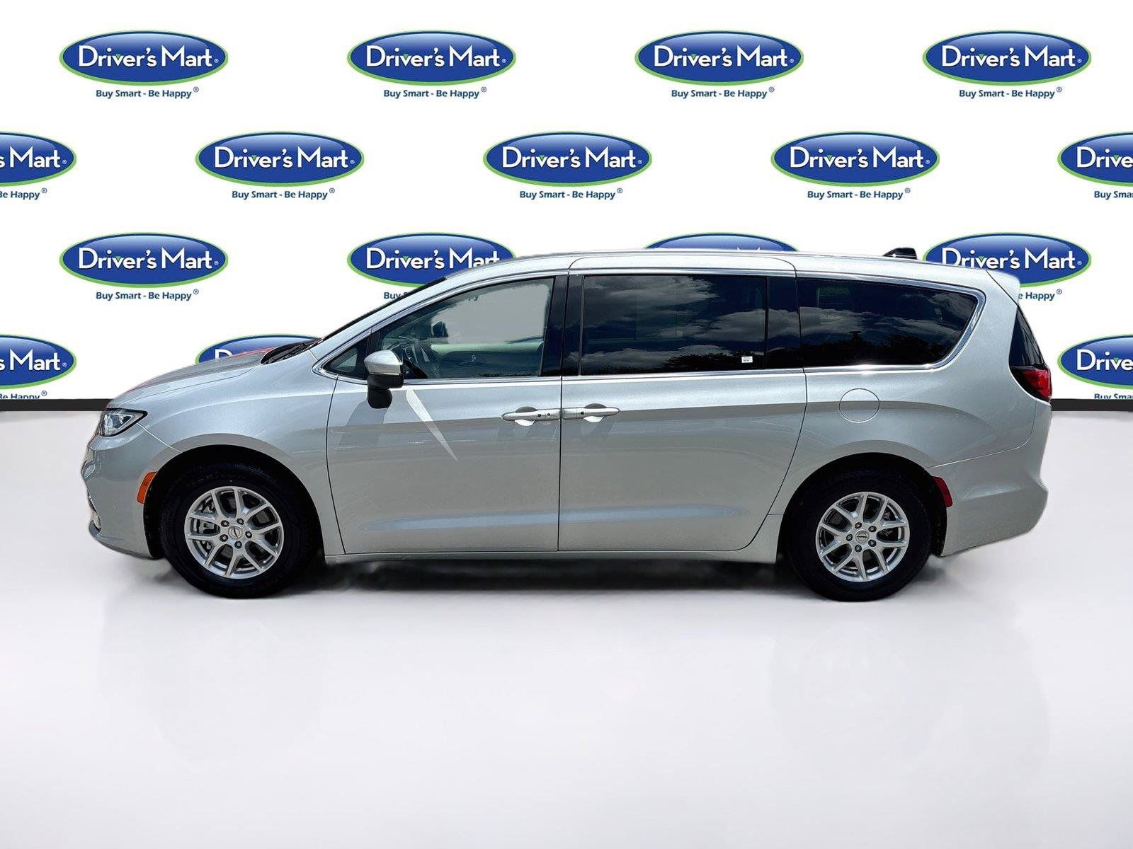 Used 2023 Chrysler Pacifica Touring-L FWD image 4