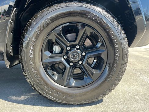 Certified 2022 Toyota 4Runner SR5 Premium w/ Moonroof Package AWD/4WD image 32