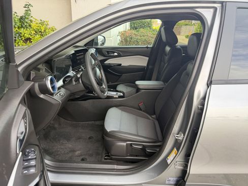 Used 2025 Chevrolet Trax LT image 28