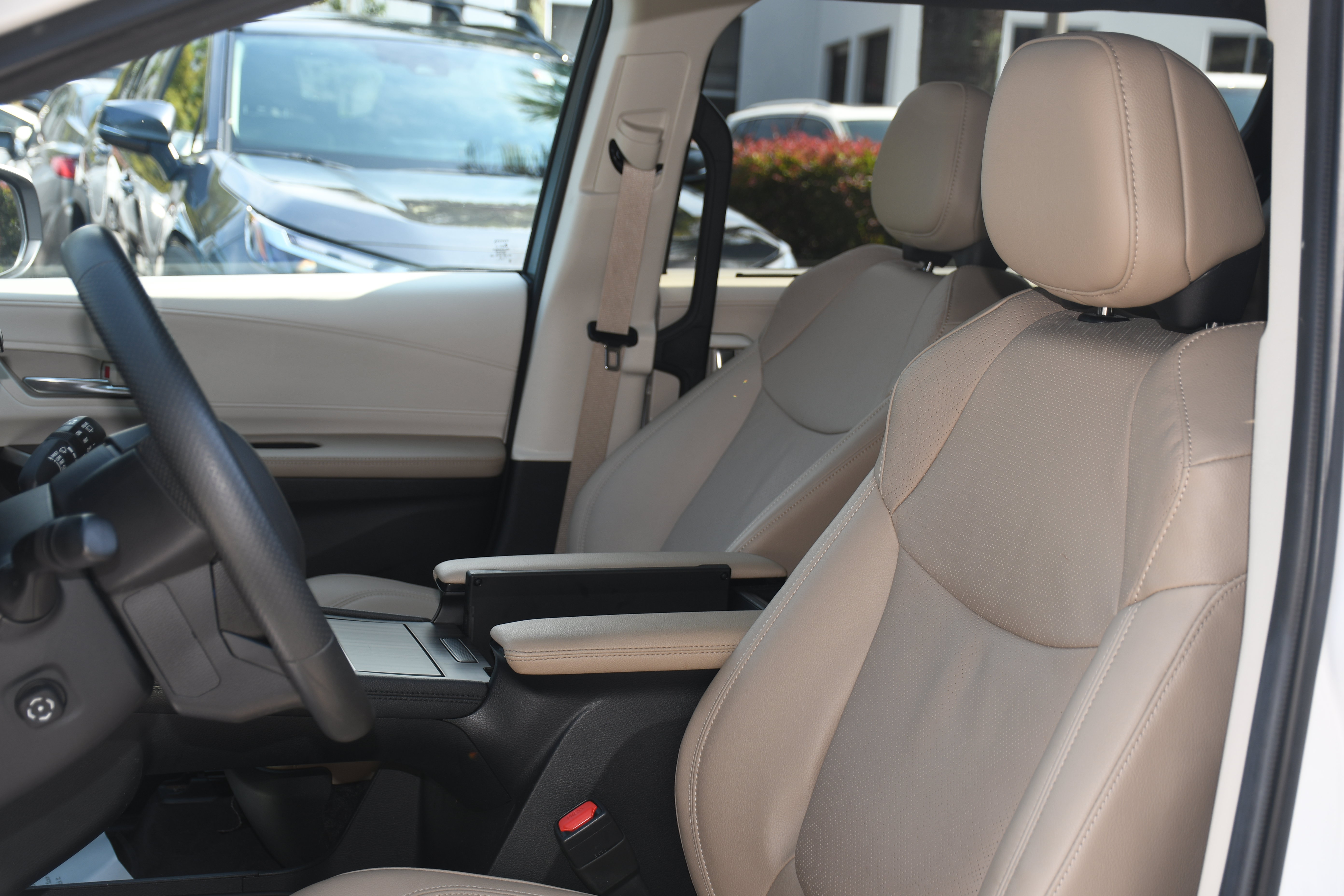 Certified 2024 Toyota Sienna Limited FWD image 13
