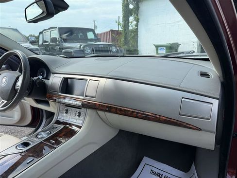 Used 2010 Jaguar XF Premium RWD image 19