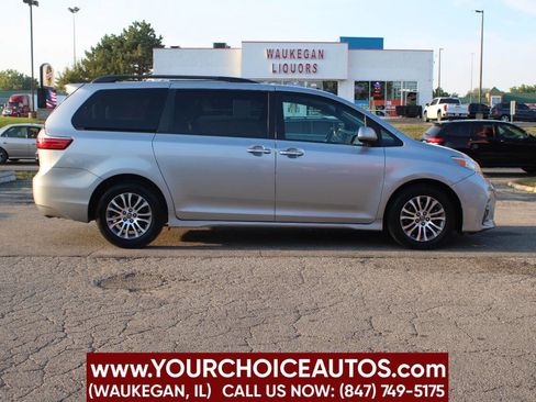 Used 2018 Toyota Sienna XLE w/ XLE Navigation Package image 4