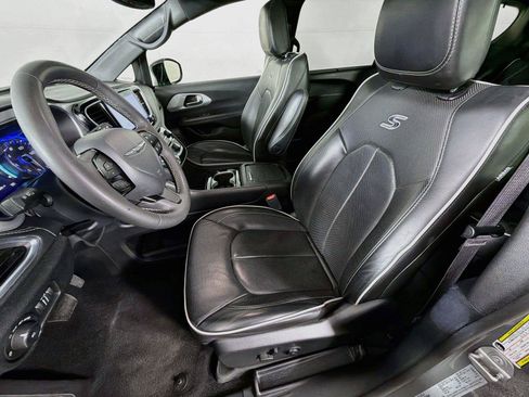 Used 2025 Chrysler Pacifica Limited FWD image 2