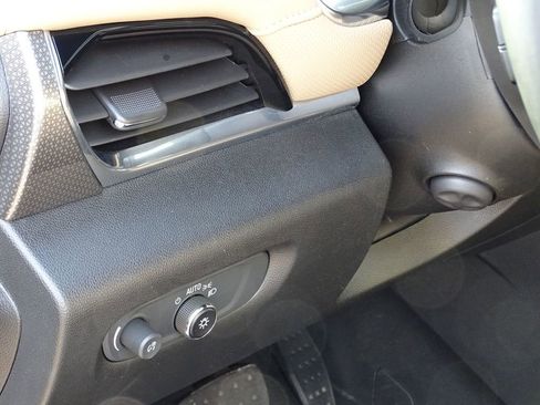 Used 2023 Chevrolet Traverse Premier image 19