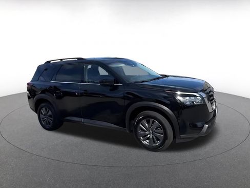 Used 2025 Nissan Pathfinder SV FWD image 2
