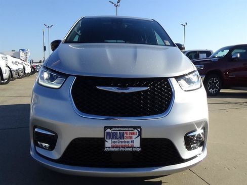 Used 2026 Chrysler Pacifica Limited FWD image 3