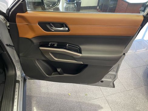 Used 2025 Nissan Pathfinder Platinum FWD image 39