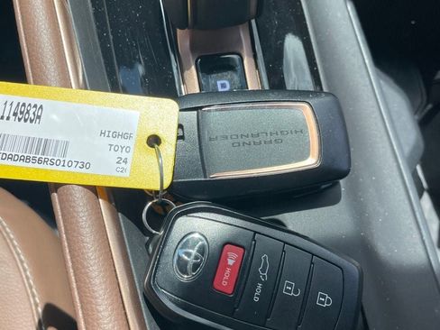 Used 2024 Toyota Grand Highlander AWD Hybrid image 14