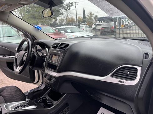 Used 2017 Dodge Journey SE w/ Flexible Seating Group image 16