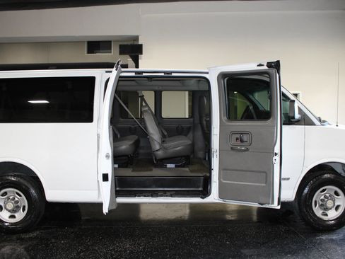 Used 2005 Chevrolet Express 3500 Extended Passenger w/ LS Preferred Equipment Group RWD image 26