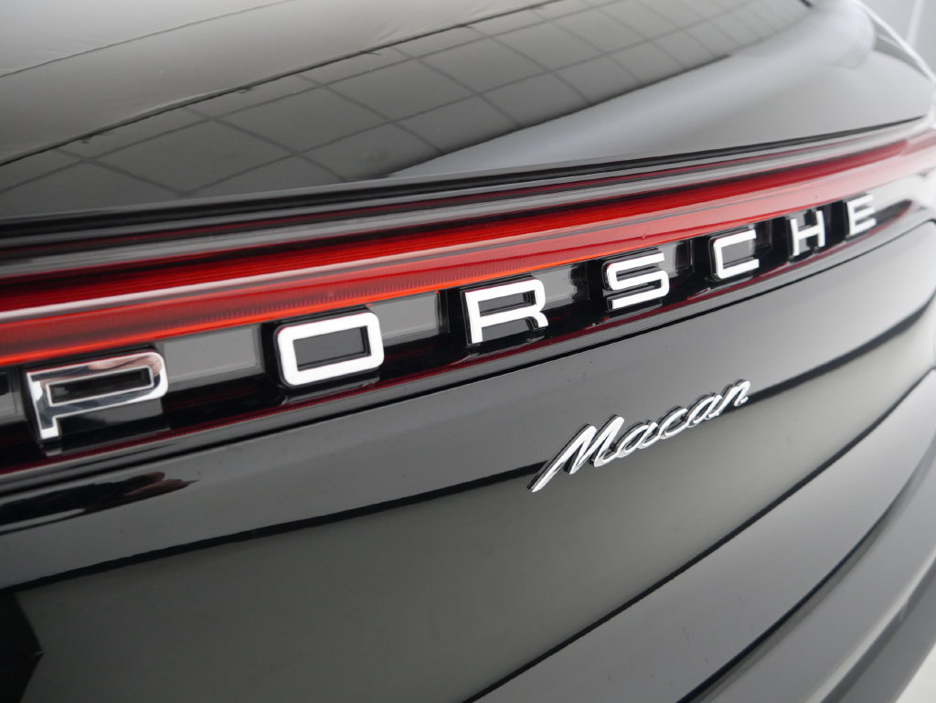Certified 2026 Porsche Macan AWD/4WD image 11