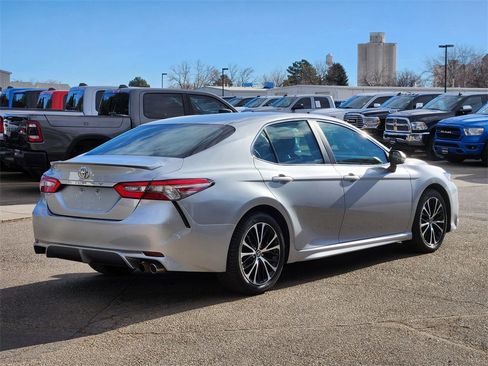 Used 2018 Toyota Camry SE image 3