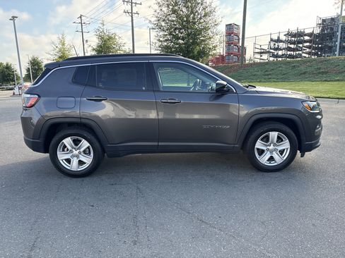 Certified 2022 Jeep Compass Latitude FWD image 10