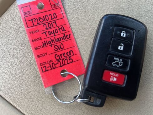 Used 2017 Toyota Highlander XLE AWD/4WD image 25